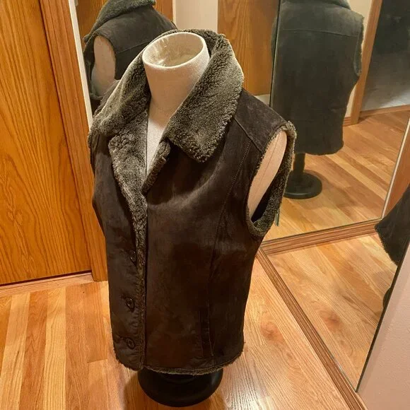 Eddie Bauer Seattle Suede Vest with Faux Fur collar and lining. Brown. Large - Picture 4 of 8